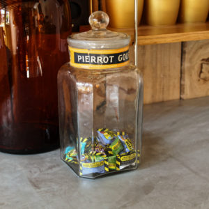 Ancien bocal à confiseries en verre Pierrot Gourmand