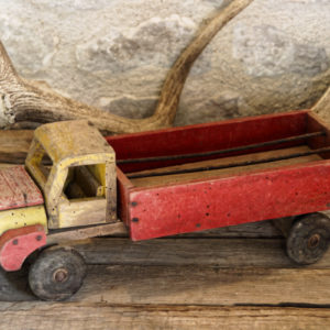 Ancien camion en bois, travail artisanal