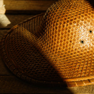 Ancien chapeau asiatique en paille et bambou tressé