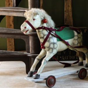 Cheval à roulettes en carton bouilli, cuir, feutrine, crin naturel