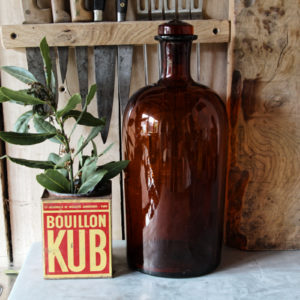 Grand flacon d'apothicaire en verre ambre, années 30