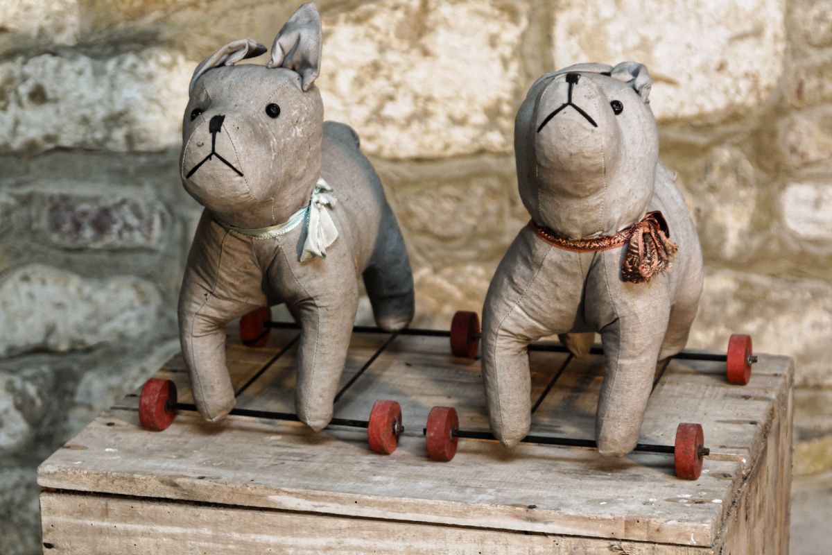 Paire de chiens à roulettes - jeu de plancher à tirer