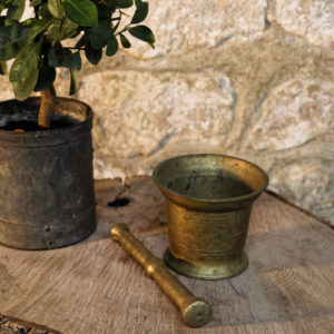 Important mortier et pilon, ciselures