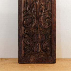 Petit panneau sculpté en chêne, décor classique