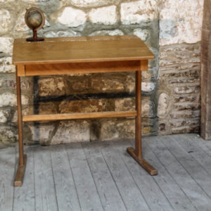 Pupitre en bois blond, années 70