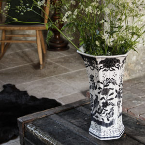 Grand vase cornet de Delft en faience bleue, décor oiseaux, fleurs…