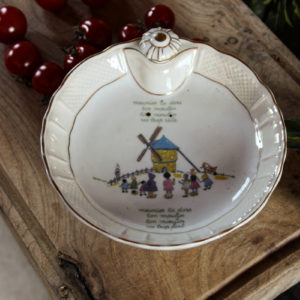 Assiette à bouillie "Meunier tu dors" en porcelaine blanche, avec dorures