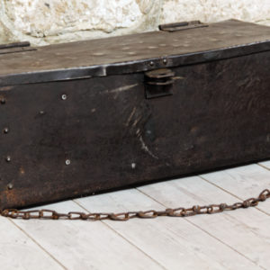 Caisse à outils en métal riveté