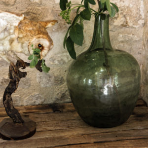 Ancienne dame jeanne en verre soufflé, de couleur verte