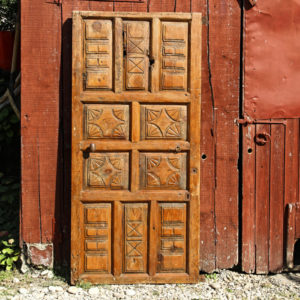 Porte ancienne en bois blond, art populaire régional