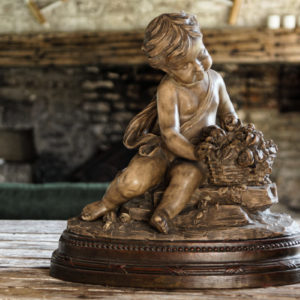 Grande sculpture en terre cuite signée, Chérubin putti fleurs, vers 1850