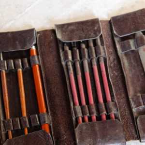 Trousse d'écolier en cuir à 3 volets + divers porte plumes, coupe papiers...