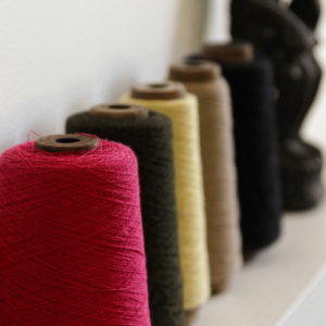 5 anciennes bobines de fil de couleur