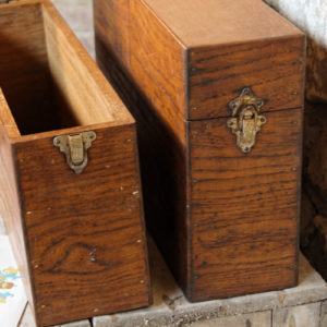 2 boites d'archives en bois, plaquage chêne