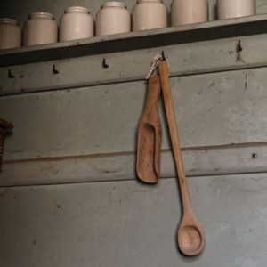 2 anciennes cuillers en bois brut - louches