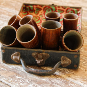 Série de 8 gobelets à jeu en bois dans une valisette en carton bouilli