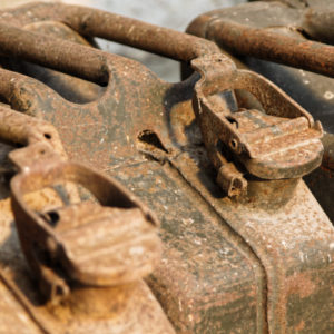 Série de 4 jerricanes d'essence anglais WW2