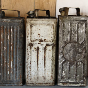 VENDU - Lot de 3 jerricanes d'essence anciens, dont un jerricane BP