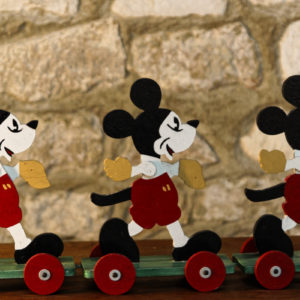 VENDU - Suite de 3 sujets Mickey sur roulettes