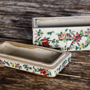 Boite en porcelaine de Chine, style de Canton, signée
