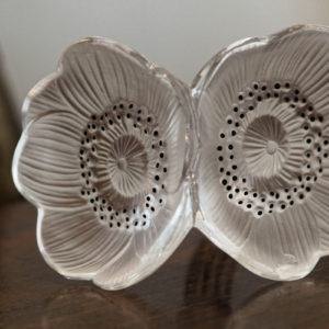 Bouchon Lalique signé, anémone double en cristal