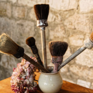 Bouquet de pinceaux anciens , vase en terre cuite vernissée