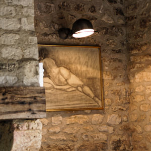 Dessin femme nue allongée au fusain années 40, non signé