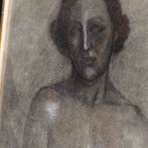 Dessin femme nue en buste, au fusain années 40, non signé