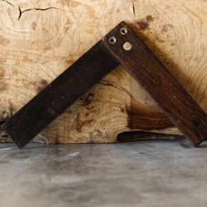 Ancienne équerre de menuisier en bois, fer et laiton