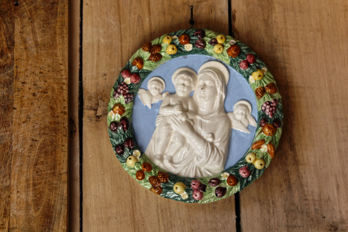 Grand médaillon en barbotine, motif vierge à l'enfant – Image 2