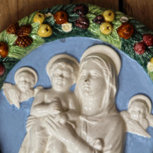 Grand médaillon en barbotine, motif vierge à l'enfant