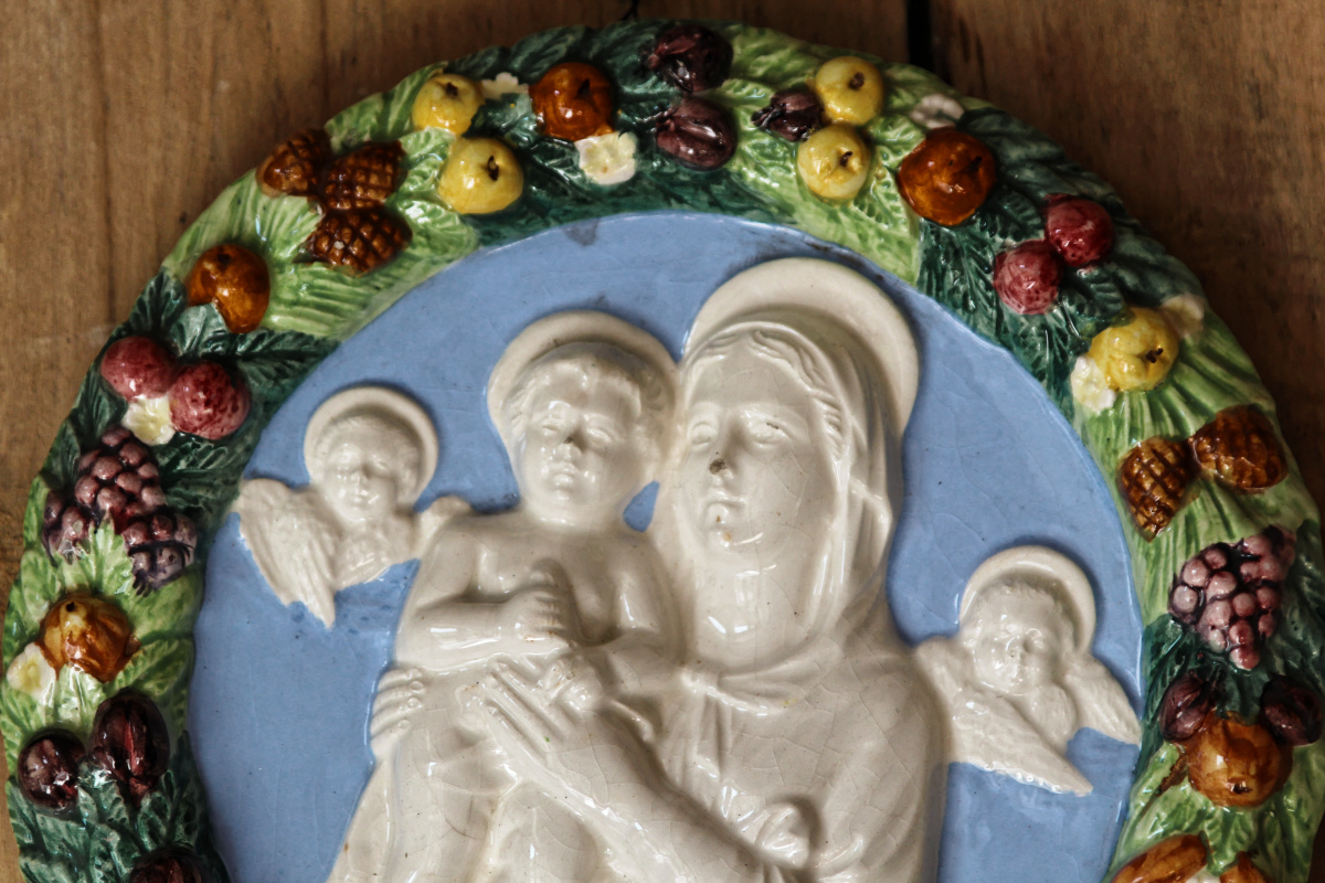 Grand médaillon en barbotine, motif vierge à l'enfant