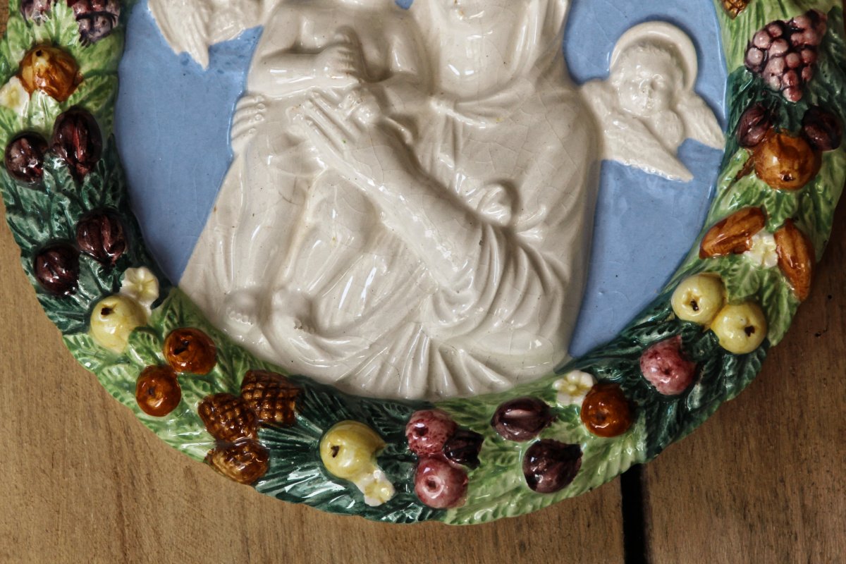 Grand médaillon en barbotine, motif vierge à l'enfant – Image 3