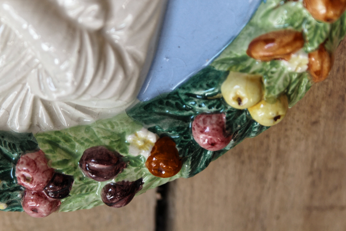 Grand médaillon en barbotine, motif vierge à l'enfant – Image 4