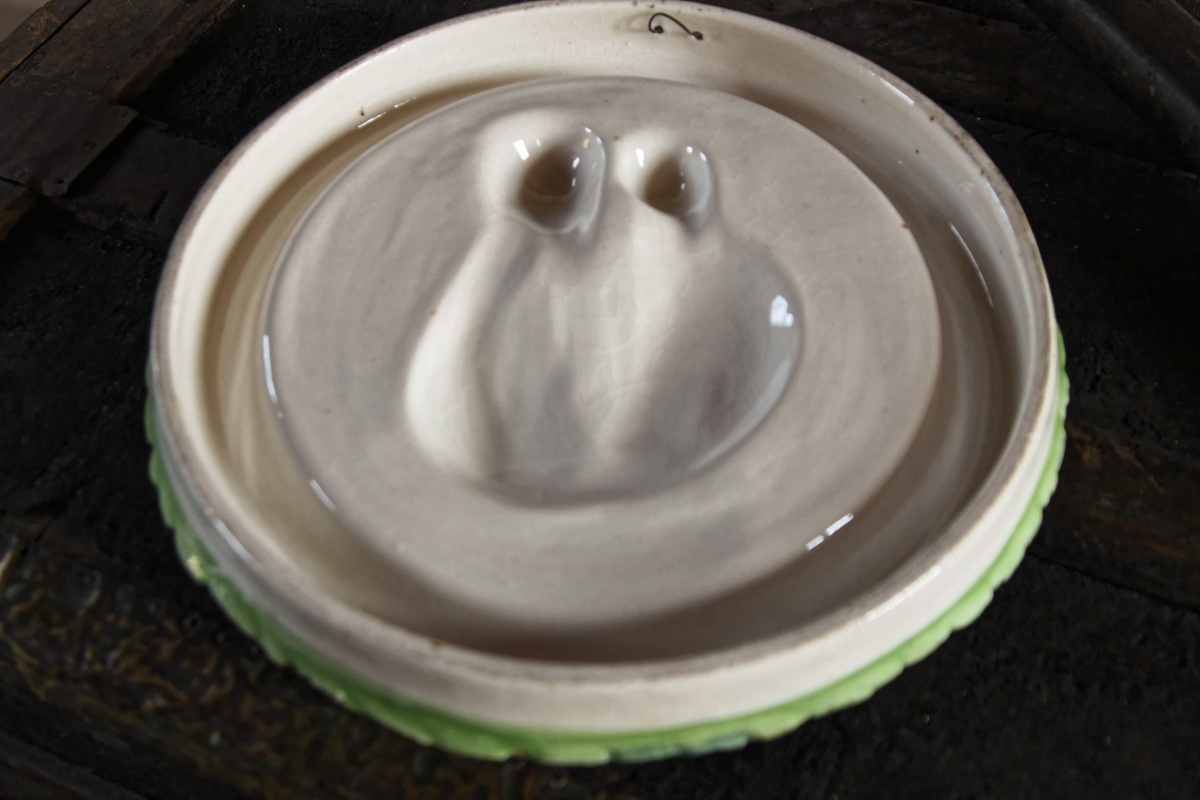 Grand médaillon en barbotine, motif vierge à l'enfant – Image 5