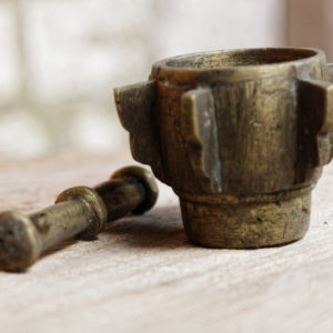 Petit mortier hispano mauresque à ailettes et son pilon