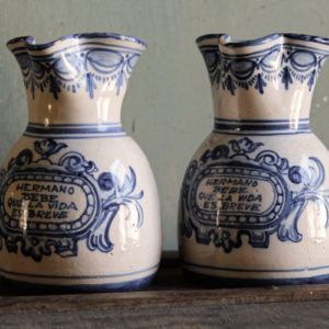 Paire de brocs espagnols en faience