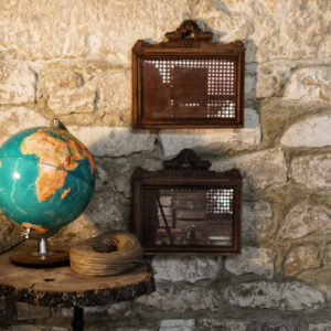 Paire de cadres en chêne sculpté