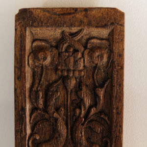 Petit panneau sculpté en chêne, décor classique