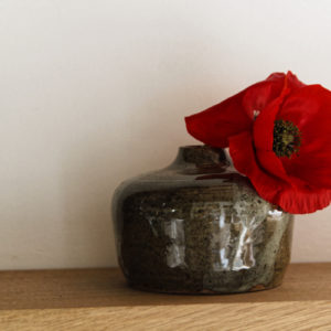 Petit vase en grés vernissé, signé AM