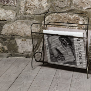 Porte revues vintage en métal ajouré, style Mathieu Mategot