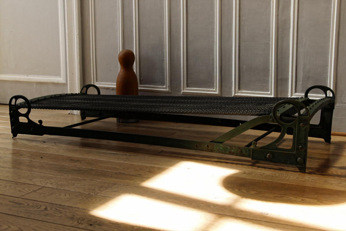 Rare lit enfant industriel en métal riveté, XIXème siècle – Image 2
