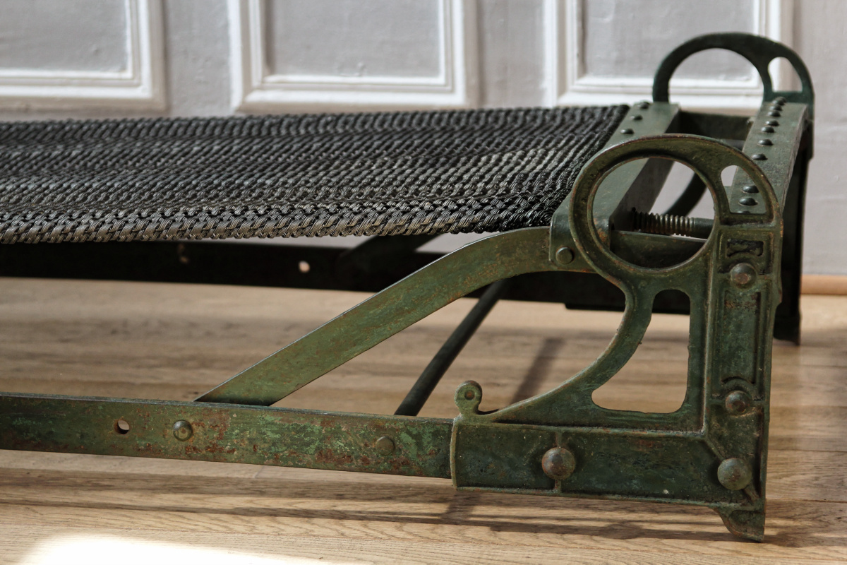 Rare lit enfant industriel en métal riveté, XIXème siècle – Image 3