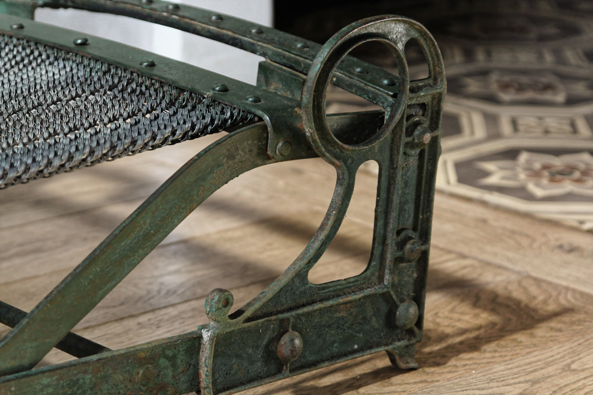 Rare lit enfant industriel en métal riveté, XIXème siècle