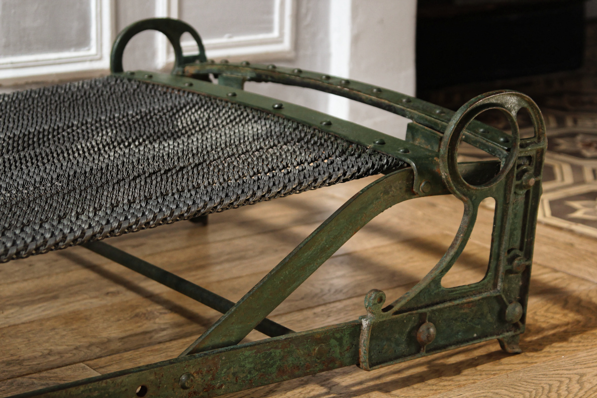 Rare lit enfant industriel en métal riveté, XIXème siècle – Image 4