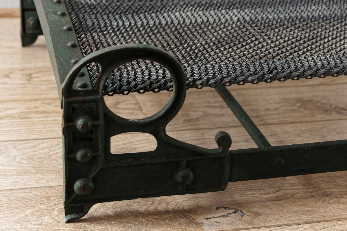 Rare lit enfant industriel en métal riveté, XIXème siècle – Image 5
