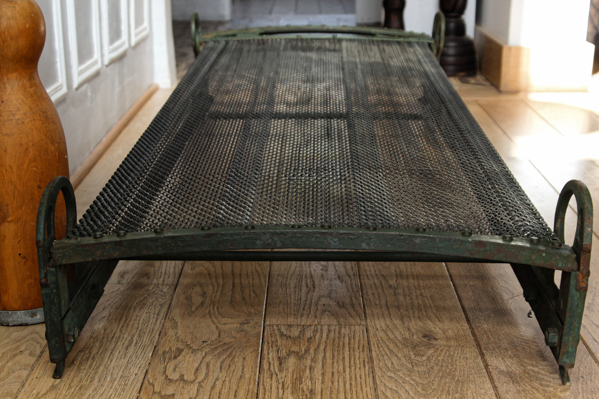 Rare lit enfant industriel en métal riveté, XIXème siècle – Image 6