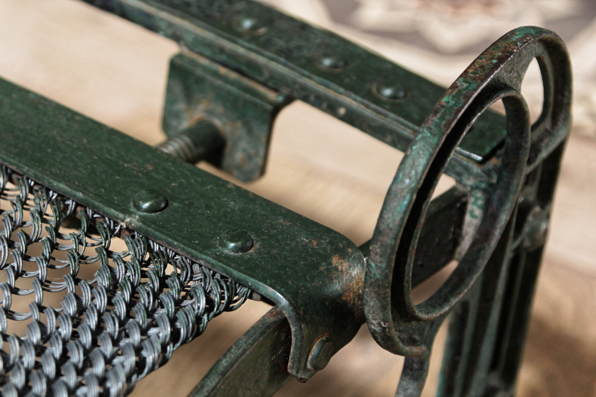 Rare lit enfant industriel en métal riveté, XIXème siècle – Image 7