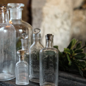 Série de 6 flacons, bouteilles de pharmacie, parfumerie en verre