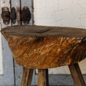 Tabouret brutaliste tripode, en bois massif